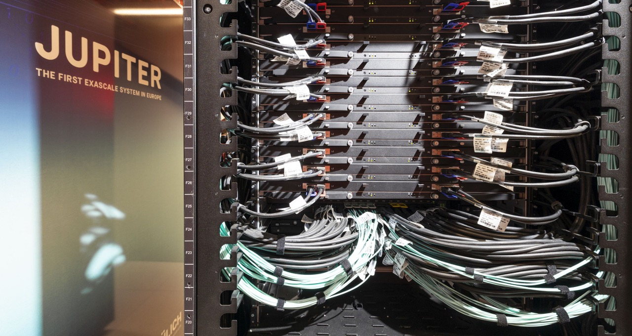 Вид на стойку JUPITER с вычислительными модулями. 